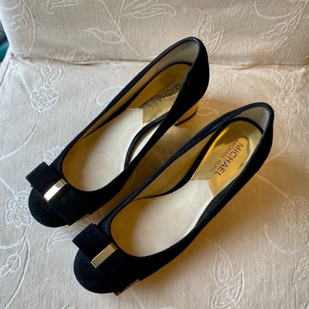 S16- MICHAEL Micheal Kors Black Shoes with Gold Heels